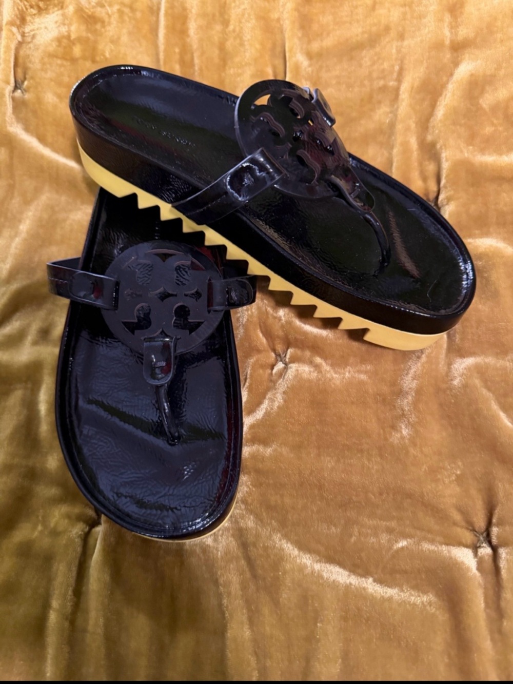 NWT Tory Burch Cloud Lug Patent Leather Logo Thong Sandals in Black